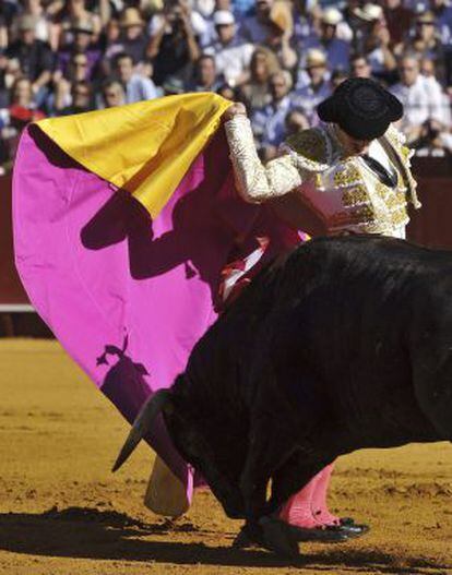 El diestro Javier Jiménez, que tomó la alternativa, con su primer toro.