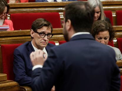 El primer secretario del PSC, Salvador Illa, escucha al presidente de la Generalitat de Cataluña, Pere Aragonès, durante la sesión de control al Govern de este miércoles en Barcelona.