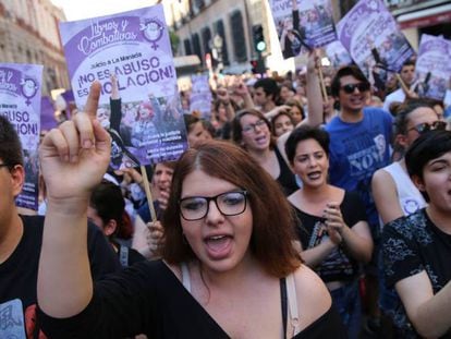 Manifestación en Madrid el pasado 23 de junio contra la puesta en libertad de los miembros de La Manada. En vídeo, Eel TSJ de Navarra ratifica la condena por abuso y no por agresión sexual.