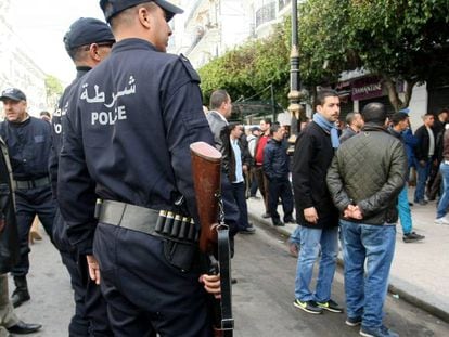 Polic&iacute;a argelina vigila una manifestaci&oacute;n, en febrero de 2015.