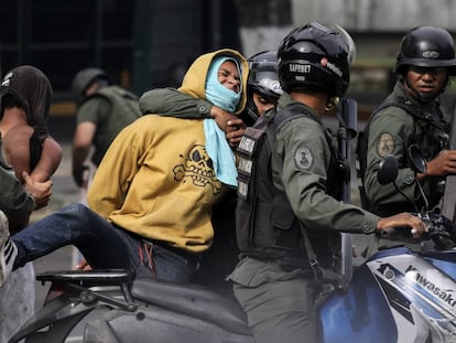 Miembros de la Guardia Nacional Bolivariana detienen a un manifestante el pasado 27 de julio en Caracas. 