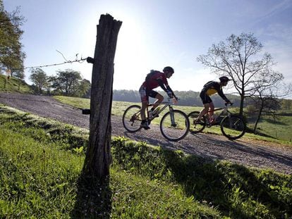 Dos practicantes de bicicleta de monta&ntilde;a.