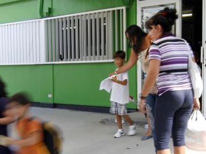 Ni&ntilde;os y madres a la salida de los barracones del colegio de Batres.