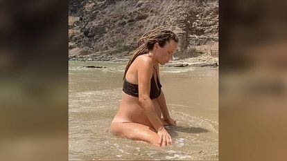 Fotograma del vídeo publicado en la cuenta de Instagram de Josy Peukert, que dio a luz en una playa de Nicaragua.
