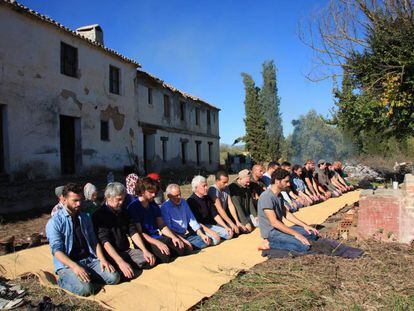 Un grupo de musulmanes en el centro adquirido en Granada.