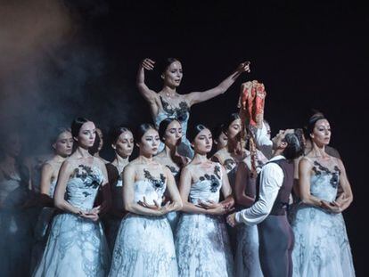 Katia Janiukova y las bailarinas de la CND en la representación de 'Giselle' en Madrid.