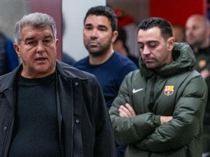 El presidente del FC Barcelona, Joan Laporta, visita a Xavi y a la plantilla.