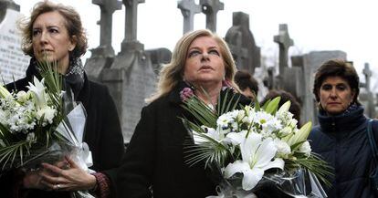 La viuda y la hermana de Gregorio Ord&oacute;&ntilde;ez, Ana Iribar (i), y Consuelo Ordo&ntilde;ez (c), respectivamente, junto a la exdirigente popular vasca, Mar&iacute;a en 2013.