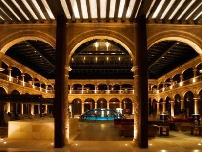 Claustro renacentista del edificio monumental que alberga el hotel Termal Burgo de Osma (Soria).