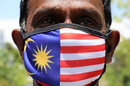 Un seguidor del Partido de la Justicia Popular con una máscara con la bandera de Malasia posa fuera del Palacio Nacional, en Kuala Lumpur (Malasia).