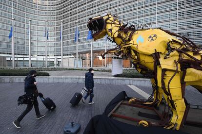 Activistas de Greenpeace instalaron un dinosaurio gigante de chatarra frente a la sede de la Comisión Europea (CE) en Bruselas, en señal de protesta contra la posible inclusión del gas natural y de la tecnología nuclear en la lista de energías verdes de la Unión Europea y la consiguiente financiación que recibirían. 