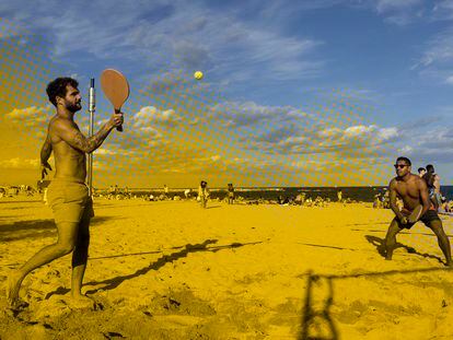 En la imagen dos chicos juegan en la playa Nova Icaria de Barcelona. Foto: Massimiliano Minocri. EL PAÍS