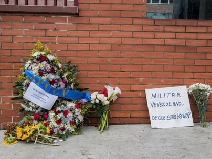 Flores y mensajes en la entrada del Comando General de la Armada Bolivariana en recuerdo del capitán venezolano, Rafael Acosta Arévalo.