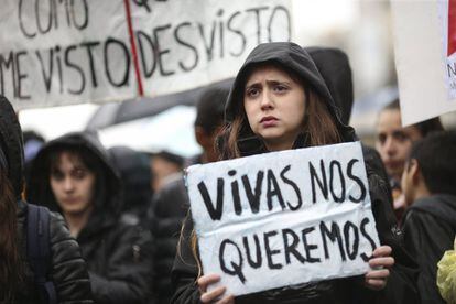 Una de las mujeres que participan de la marcha, sujetando un cartel, en Buenos Aires.