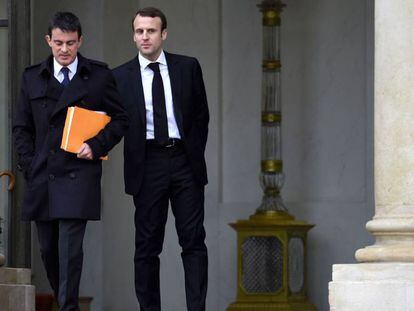 Manuel Valls y Emmanuel Macron en diciembre de 2014, cuando el primero era primer ministro y el segundo ministro de Econom&iacute;a