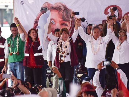 Delfina Gómez (al centro) durante un evento en el Estado de México.