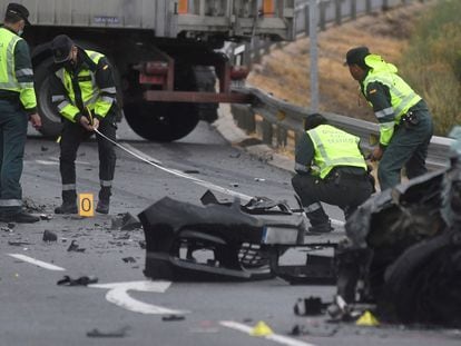 Agentes de la Guardia Civil de Tráfico delimitan un perímetro a la altura del kilómetro 16 de la carretera CL-605 (Segovia), donde este miércoles han fallecido dos personas.