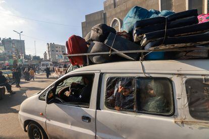 Un grupo de palestinos desplazados llega este domingo al suroeste de Gaza, al campo de Tall el-Sultan, cerca del paso de Rafah.