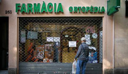 Una farmacia en la calle Gran de Sant Andreu, Barcelona.