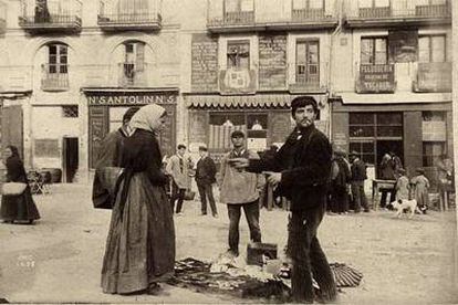 <i>Figueres, vendedor de quincalla</i> (1888-1889), una de las fotografías de Cañellas del <i>Album Rubandonadeu.</i>
