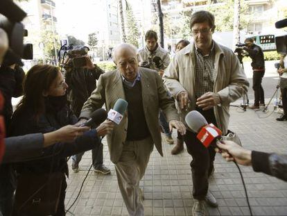 Jordi Pujol Soley envoltat de periodistes en sortir, ahir, de casa seva a Barcelona.