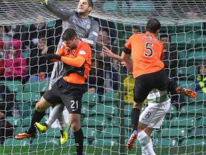 Forster despeja el bal&oacute;n ante el Dundee. 