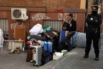 Un activista anti-desalojo ayuda a sacar las pertenencias del Rosario Echevarria y su familia durante su desalojo por no poder pagar su vivienda en Madrid.