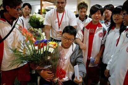 La jugadora de béisbol de Hong Kong herida abandona el torneo con el resto del equipo.