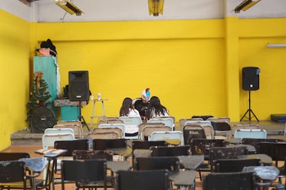 El luchador Tacubo habla con unos estudiantes luego de dar una conferencia sobre el acoso escolar en una escuela de Azcapotzalco, el 7 de junio de 2023.