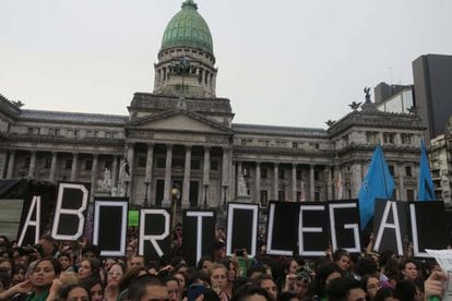 Marcha a favor del aborto frente al Congreso argentino en Buenos Aires, en feberero pasado.