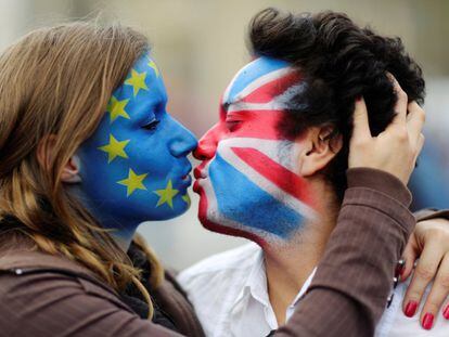 Dos activistas favorables a la permanencia británica en la Unión Europea se besan frente a la puerta de Brandeburgo, en Berlín, Alemania.