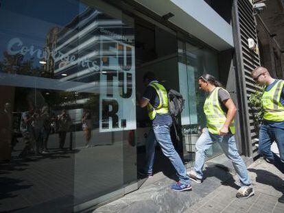 Guardias civiles entran en la sede de CDC, en Barcelona, para registrarla.