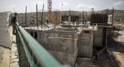 Imagen de la construcci&oacute;n de un edificio al sur de Jerusal&eacute;n en el barrio Har Homa, a menos de cinco minutos de Bel&eacute;n.