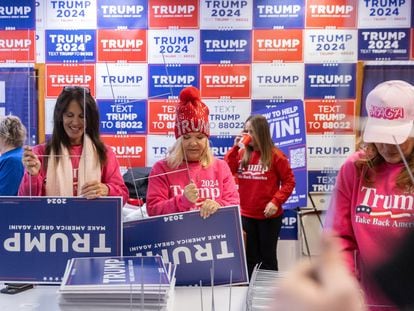 Voluntarias en las oficinas de la campaña de Donald Trump en Urbandale (Iowa), este sábado.
