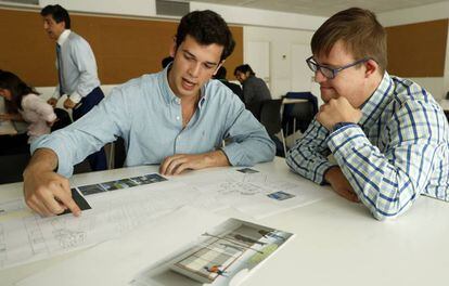 Louis Lacorne (izquierda), alumno de cuarto de Arquitectura, y Alejandro Saenz ultiman su proyecto de escuela para personas con discapacidad.