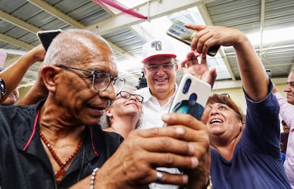 Seguidores de Marcelo Ebrard se hacen fotos con él en Ecatepec