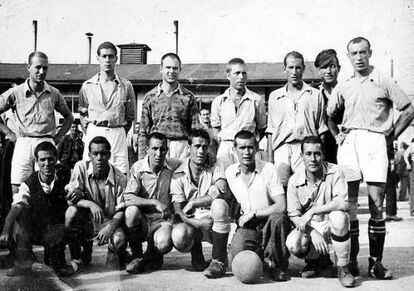 El equipo de fútbol de los españoles prisioneros en Mauthausen.
