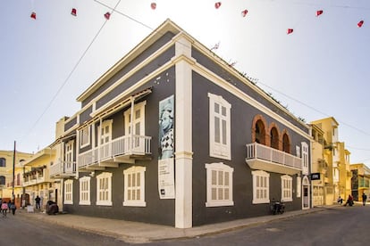 Exterior del edificio principal situado en la calle Ibrahima Sarr, y por el que comienza el recorrido de los museos de la fotografía de Saint Louis