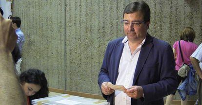 El presidente de Extremadura, Guillermo Fern&aacute;ndez Vara, votando
