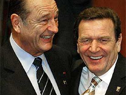Jacques Chirac, a la izquierda, y Gerhard Schröder sonríen en Bruselas.
