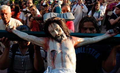 Fieles participan en la peregrinaci&oacute;n y ba&ntilde;o de Cristo, en M&eacute;xico.