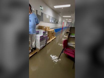 Inundación en los almacenes del Ramón y Cajal, la tarde del lunes.