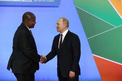 El presidente ruso, Vladímir Putin, saludaba en octubre de 2019 a su homólogo centroafricano, Faustin Archange Touadera, en un encuentro en la ciudad rusa de Sochi.