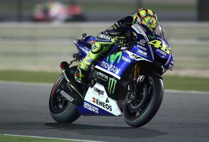 Valentino Rossi del equipo Movistar Yamaha conduce durante la prueba de Moto GP del Mundial en el Circuito Internacional de Losail, en Doha, Qatar.