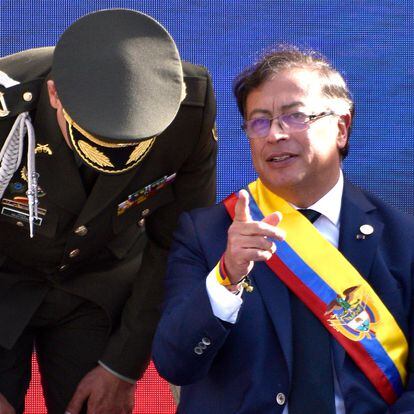 Gustavo Petro, presidente de Colombia, habla con un militar durante su toma de posesión.