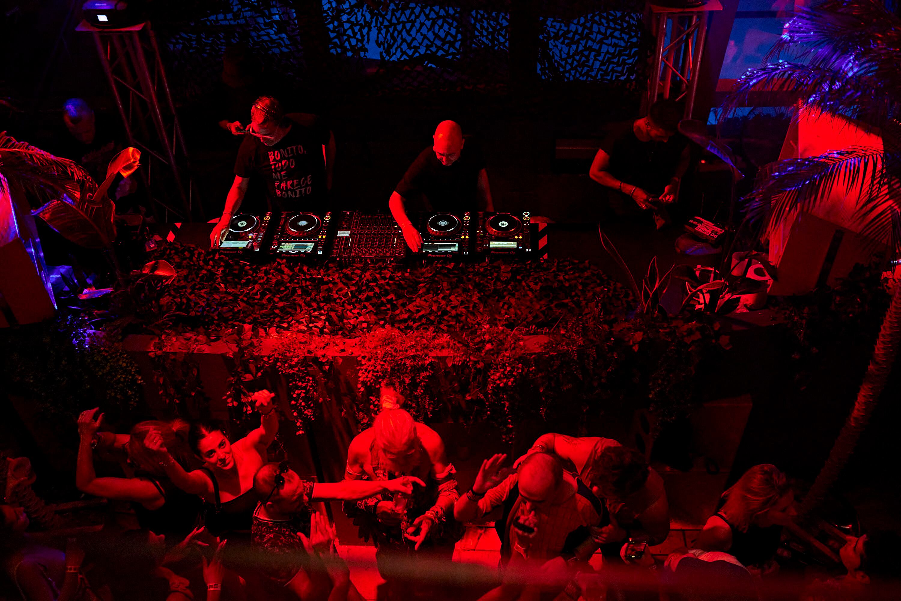 Dos DJs pinchando en el cierre de la discoteca Bora Bora de Ibiza. 