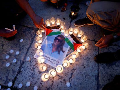 Velas junto a una foto de la periodista palestina Shireen Abu Akleh, el 16 de mayo durante una vigilia en su memoria en Belén (Cisjordania).