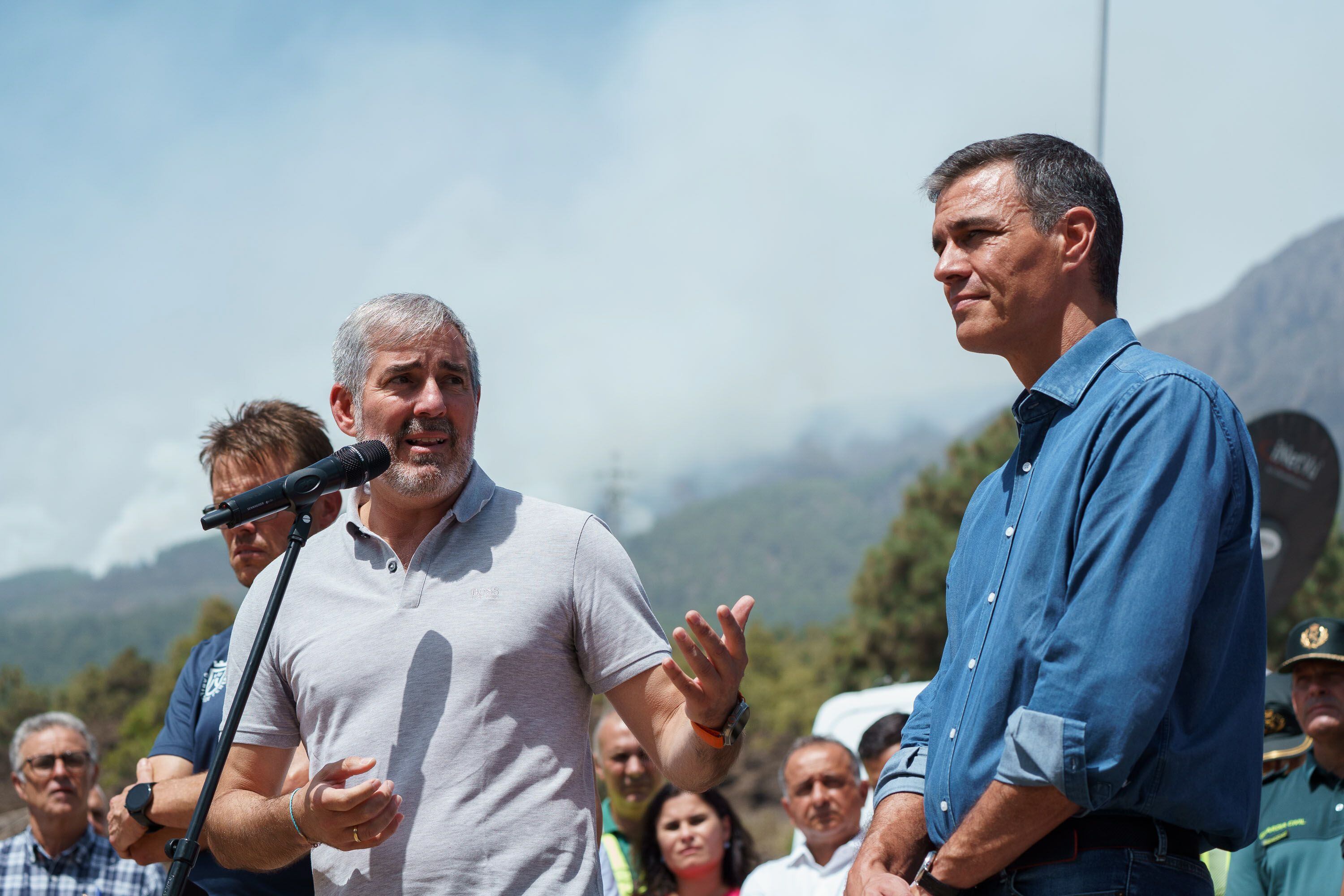 El presidente del Gobierno en funciones, Pedro Sánchez, asiste a una comparecencia de prensa en el exterior del puesto de mando avanzado del incendio de Tenerife, este lunes. 