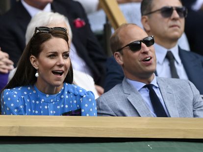 La duquesa de Cambridge y el príncipe Guillermo de Inglaterra, en el palco real durante el partido de cuartos de final entre Novak Djokovic y Jannik Sinner.