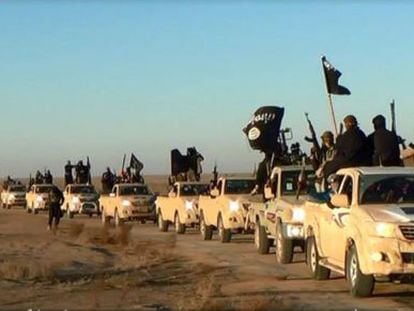 Una caravana de guerrilleros del ISIS en la provincia iraqu&iacute; de Anbar, tomada de una web militante. 